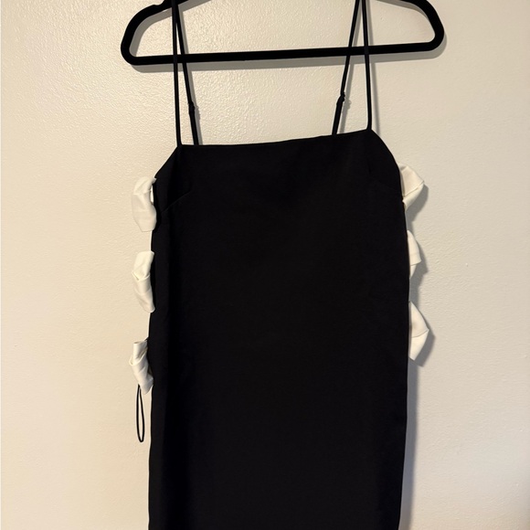 Elegant Black Dress with White Bow Accents - Picture 7 of 7